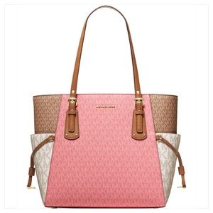 💗💗Michael KORS VOYAGER East West Signature 👜